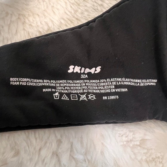 SKIMS Black T-Shirt Bra Underwire Padded Adjustable Straps Size 32A NWOT - Picture 7 of 8